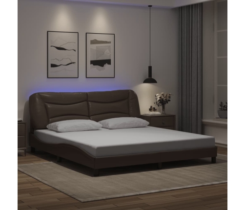 Estructura de cama con luz LED cuero sintético marrón 180x200cm