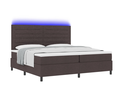 Cama con muelles  con colchón y luces LED Marrón oscuro 200x200 cm Tela