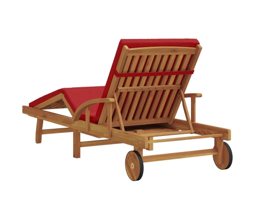 Tumbona plegable  con ruedas y cojín rojo de madera de teca