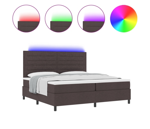 Cama con muelles  con colchón y luces LED Marrón oscuro 200x200 cm Tela