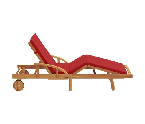 Tumbona plegable  con ruedas y cojín rojo de madera de teca
