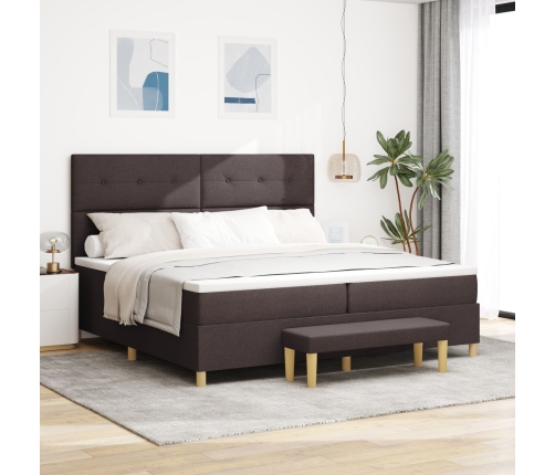 Cama con Base de Muelles con Colchón y Banqueta Marrón Oscura 200x200 cm Tela